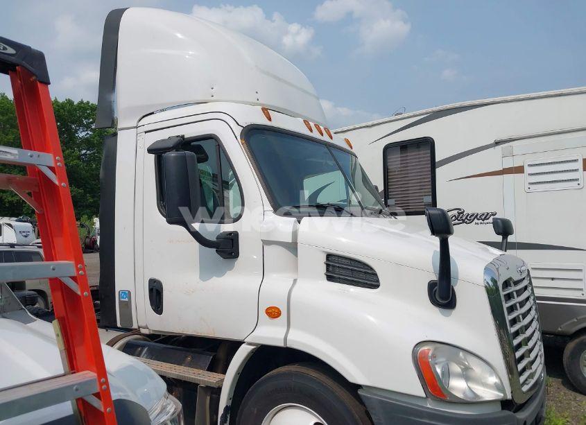 Photo 12 of 2016 Freightliner Cascadia 113 (VIN 1FUBGAD47GLGU8768)