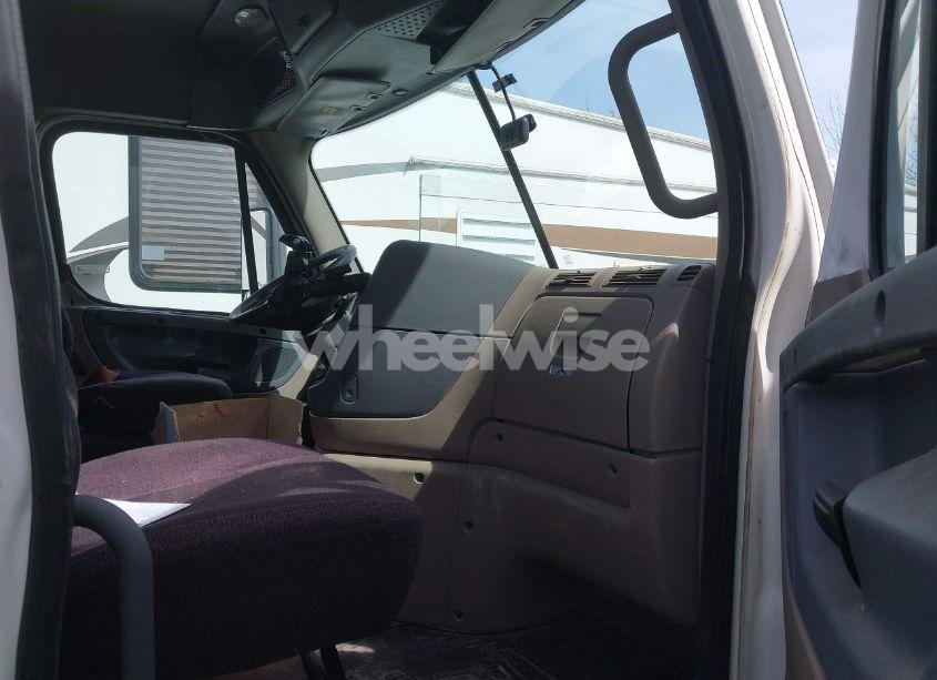 Photo 6 of 2016 Freightliner Cascadia 113 (VIN 1FUBGAD47GLGU8768)