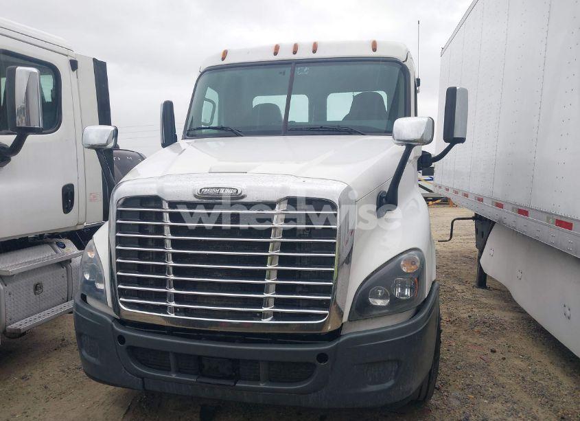 Photo 12 of 2019 Freightliner Cascadia 125 (VIN 1FUGGEDV2KLHB4136)