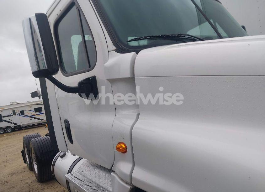 Photo 13 of 2019 Freightliner Cascadia 125 (VIN 1FUGGEDV2KLHB4136)