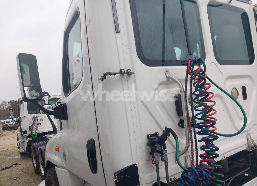 Photo 14 of 2019 Freightliner Cascadia 125 (VIN 1FUGGEDV2KLHB4136)