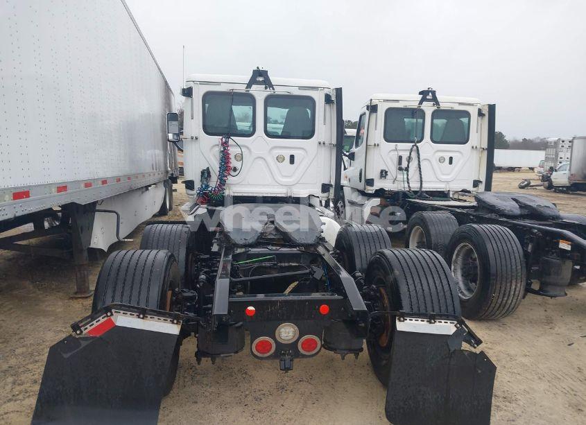 Photo 15 of 2019 Freightliner Cascadia 125 (VIN 1FUGGEDV2KLHB4136)