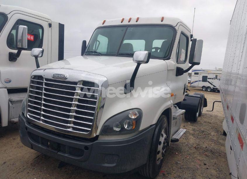 Photo 2 of 2019 Freightliner Cascadia 125 (VIN 1FUGGEDV2KLHB4136)