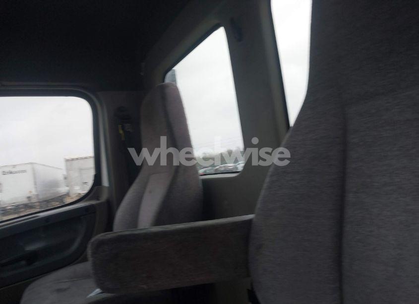 Photo 7 of 2019 Freightliner Cascadia 125 (VIN 1FUGGEDV2KLHB4136)