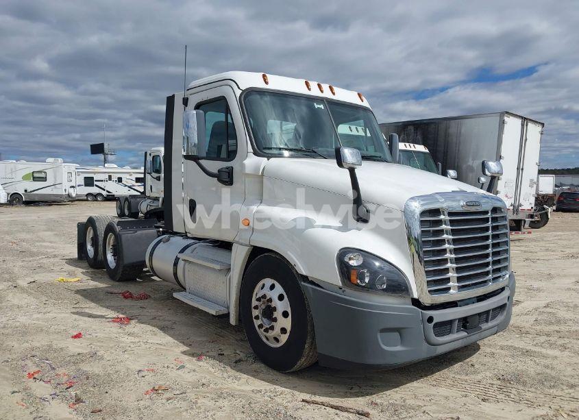 2019 Freightliner Cascadia 125 (VIN 1FUGGEDV3KLKH2027) main photo