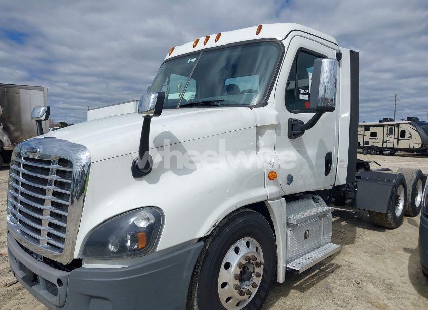 Photo 17 of 2019 Freightliner Cascadia 125 (VIN 1FUGGEDV3KLKH2027)