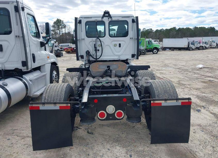Photo 6 of 2019 Freightliner Cascadia 125 (VIN 1FUGGEDV3KLKH2027)