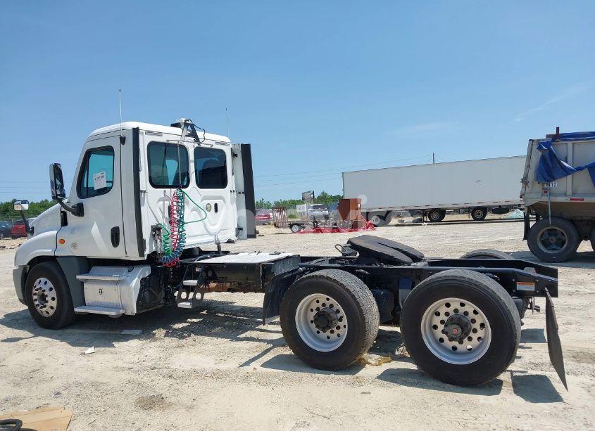 Photo 17 of 2019 Freightliner Cascadia 125 (VIN 1FUGGEDV4KLHB4154)
