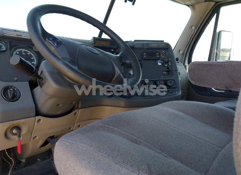 Photo 7 of 2019 Freightliner Cascadia 125 (VIN 1FUGGEDV4KLHB4154)