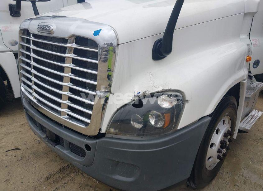 Photo 11 of 2019 Freightliner Cascadia 125 (VIN 1FUGGEDV7KLKH2015)