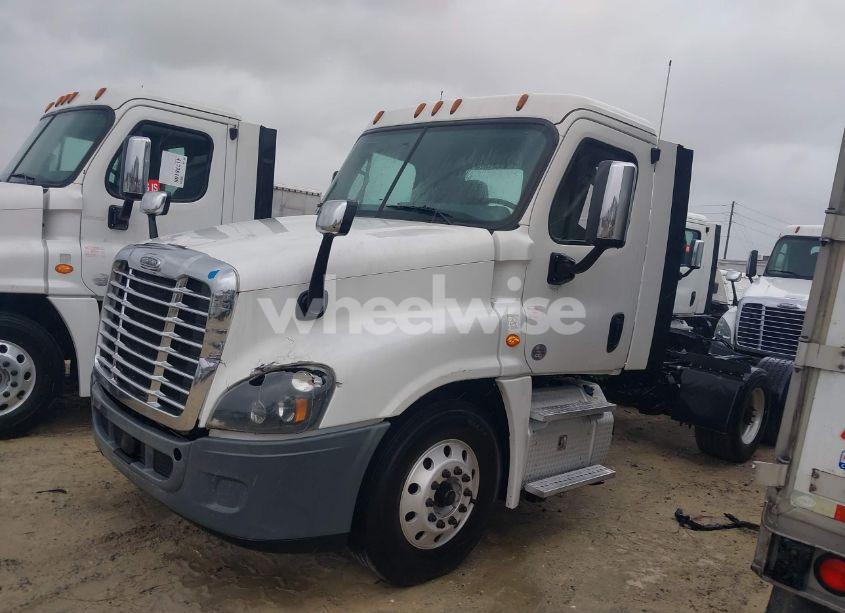 Photo 2 of 2019 Freightliner Cascadia 125 (VIN 1FUGGEDV7KLKH2015)