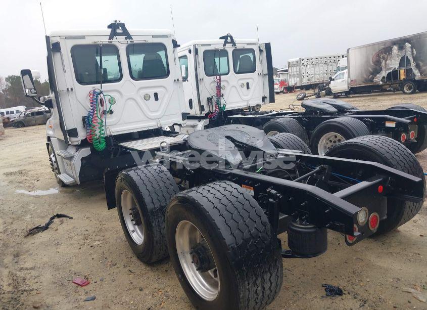 Photo 3 of 2019 Freightliner Cascadia 125 (VIN 1FUGGEDV7KLKH2015)