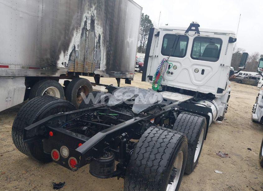Photo 4 of 2019 Freightliner Cascadia 125 (VIN 1FUGGEDV7KLKH2015)