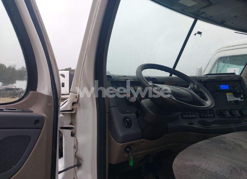 Photo 6 of 2019 Freightliner Cascadia 125 (VIN 1FUGGEDV7KLKH2015)