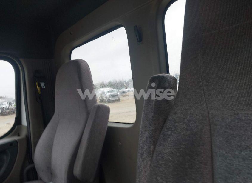 Photo 7 of 2019 Freightliner Cascadia 125 (VIN 1FUGGEDV7KLKH2015)