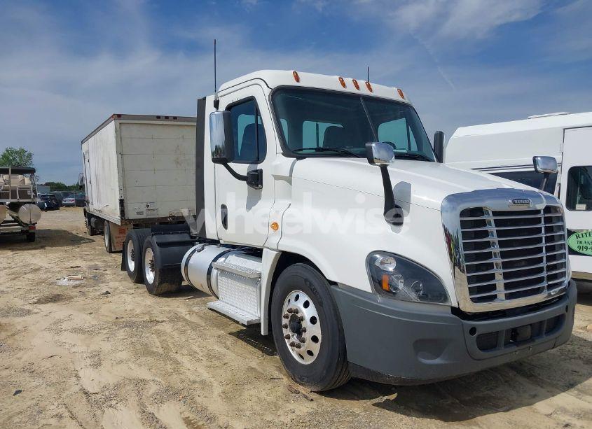 2019 Freightliner Cascadia 125 (VIN 1FUGGEDVXKLKH2042) main photo