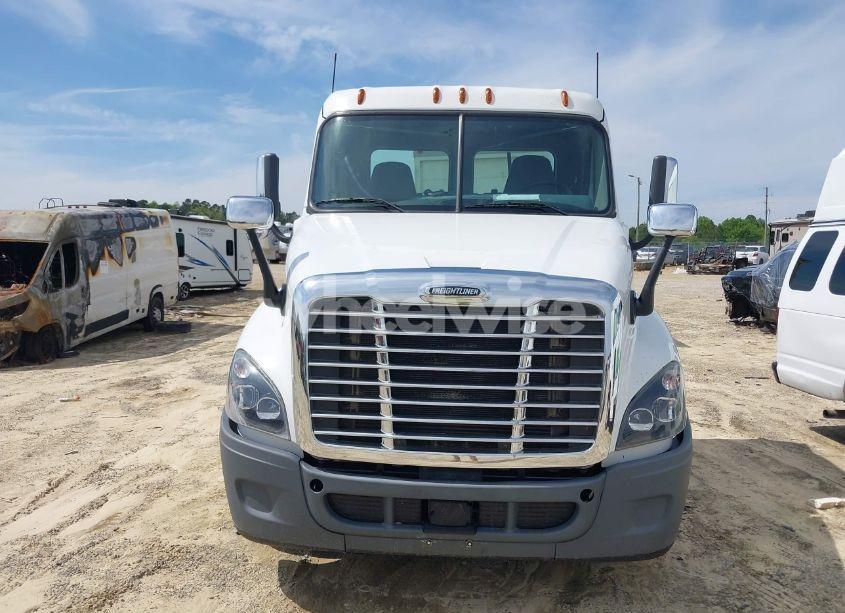 Photo 11 of 2019 Freightliner Cascadia 125 (VIN 1FUGGEDVXKLKH2042)