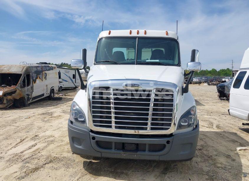 Photo 16 of 2019 Freightliner Cascadia 125 (VIN 1FUGGEDVXKLKH2042)