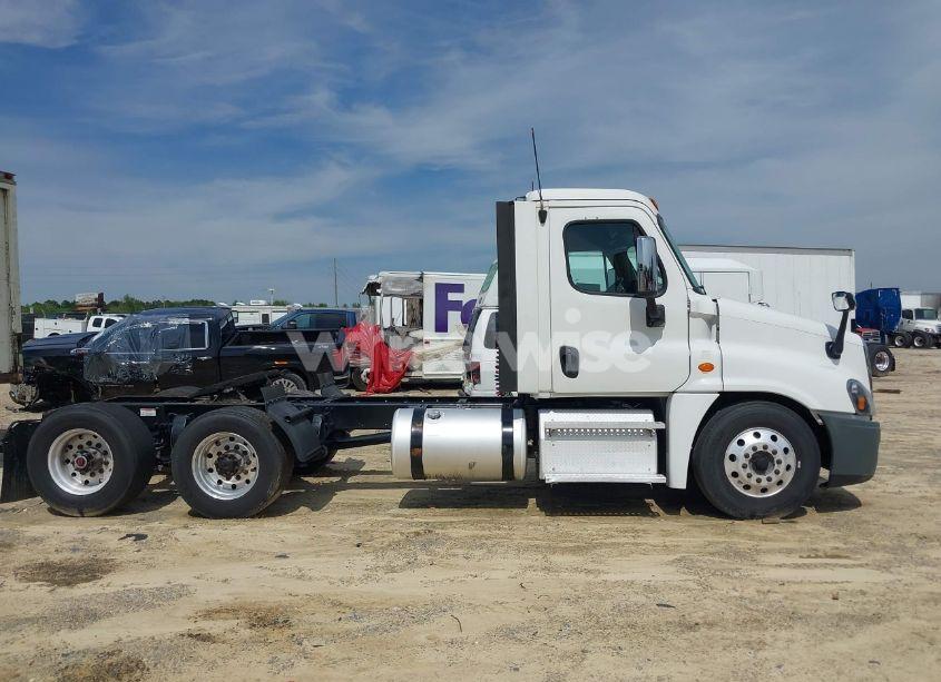 Photo 17 of 2019 Freightliner Cascadia 125 (VIN 1FUGGEDVXKLKH2042)