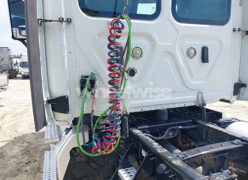 Photo 21 of 2019 Freightliner Cascadia 125 (VIN 1FUGGEDVXKLKH2042)