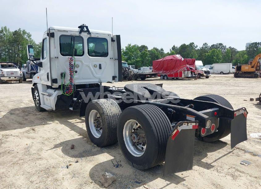 Photo 3 of 2019 Freightliner Cascadia 125 (VIN 1FUGGEDVXKLKH2042)