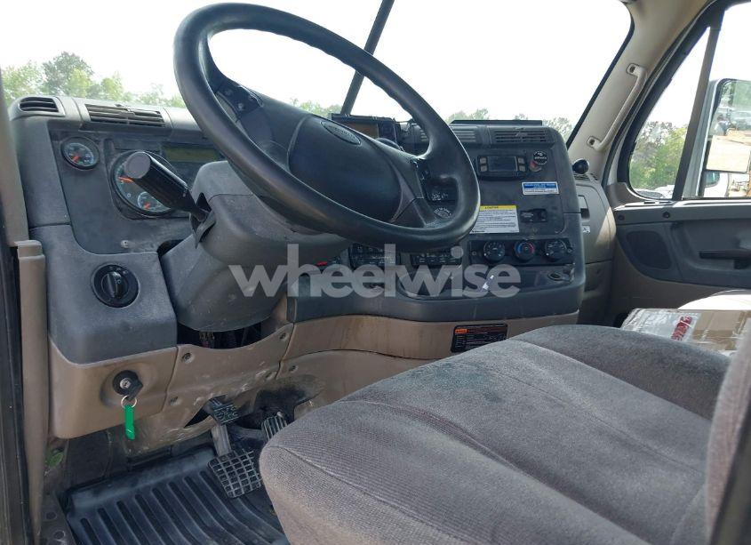 Photo 7 of 2019 Freightliner Cascadia 125 (VIN 1FUGGEDVXKLKH2042)