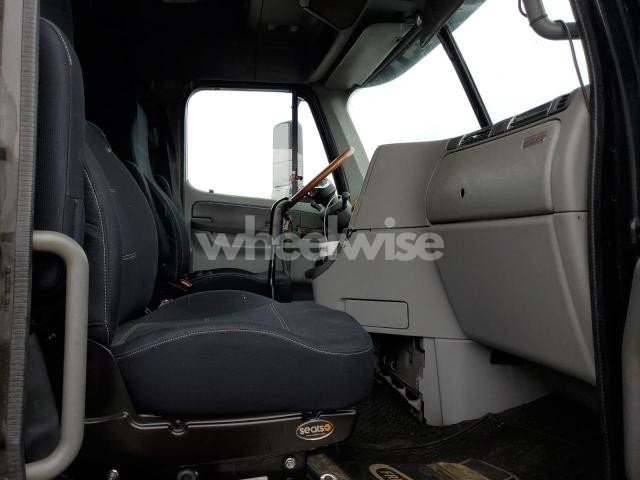 2001 FREIGHTLINER C120 SEMI TRUCK (VIN 1FUJA3CG31PG07493) main photo