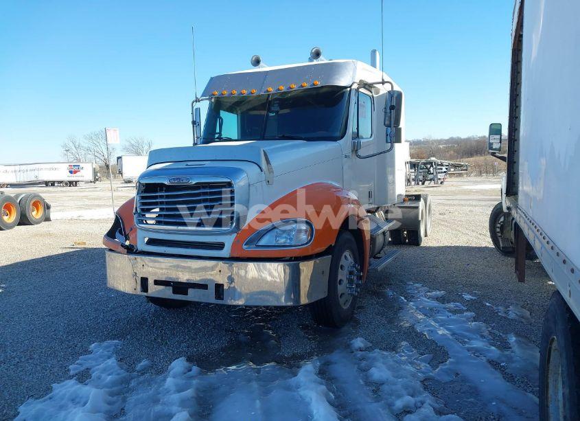 Photo 2 of 2001 Freightliner Columbia COLUMBIA (VIN 1FUJA6CG61PH16113)