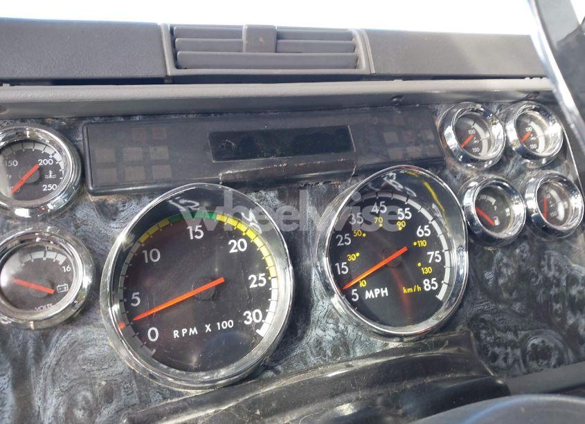 Photo 5 of 2001 Freightliner Columbia COLUMBIA (VIN 1FUJA6CG61PH16113)