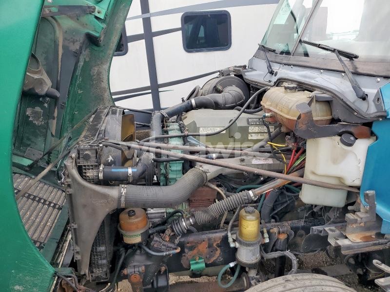 Photo 10 of 2001 FREIGHTLINER CST120 SEMI TRUCK (VIN 1FUJBBCG31LH08855)