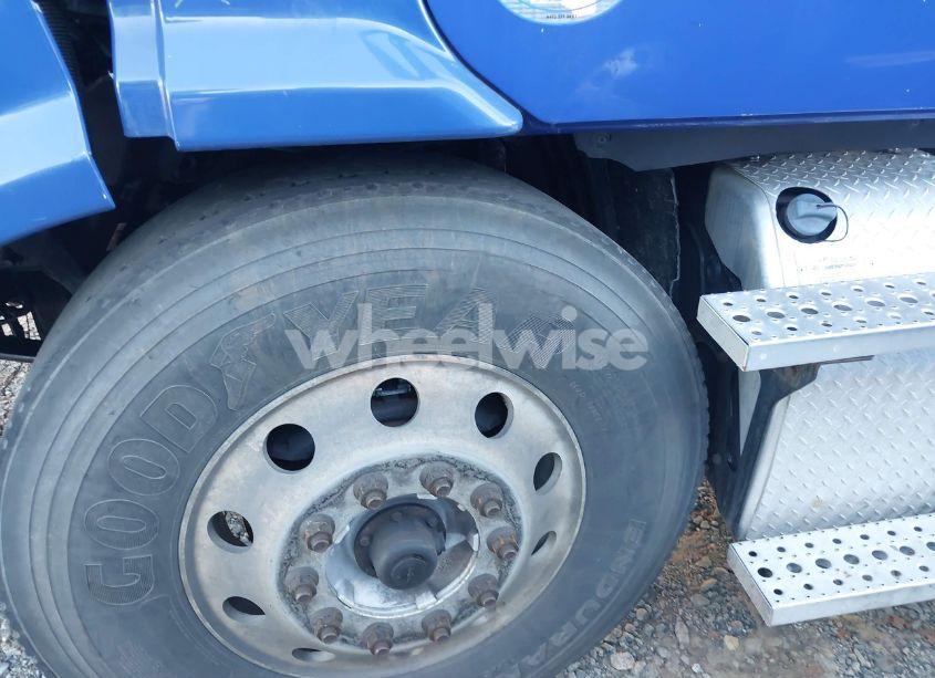 Photo 13 of 2019 Freightliner Cascadia 113 (VIN 1FUJGBDV2KLKT6001)