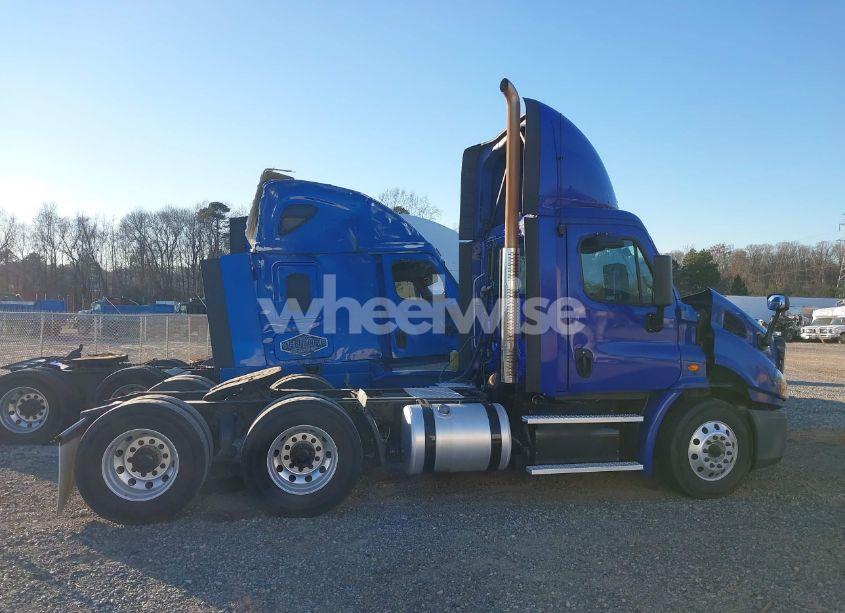 Photo 16 of 2019 Freightliner Cascadia 113 (VIN 1FUJGBDV2KLKT6001)