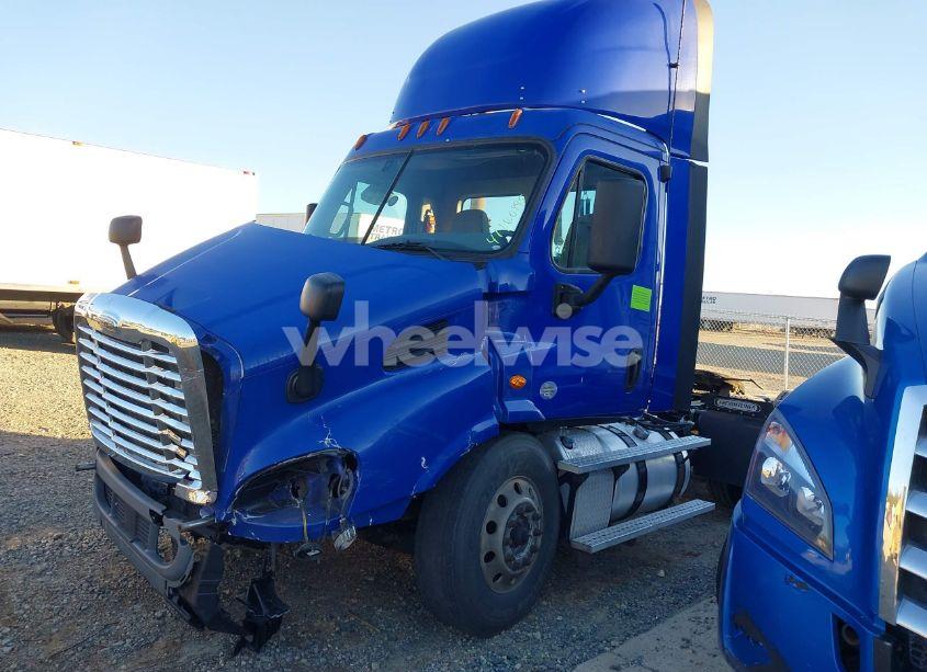 Photo 17 of 2019 Freightliner Cascadia 113 (VIN 1FUJGBDV2KLKT6001)