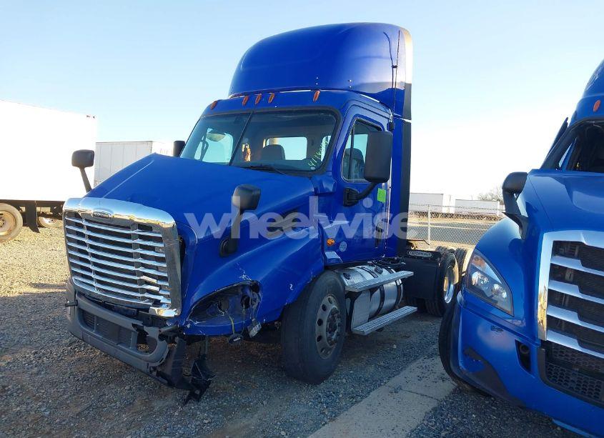 Photo 2 of 2019 Freightliner Cascadia 113 (VIN 1FUJGBDV2KLKT6001)