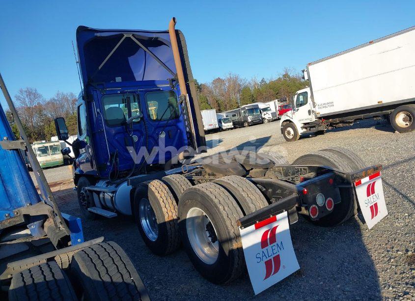 Photo 3 of 2019 Freightliner Cascadia 113 (VIN 1FUJGBDV2KLKT6001)