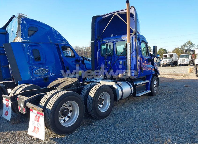Photo 4 of 2019 Freightliner Cascadia 113 (VIN 1FUJGBDV2KLKT6001)