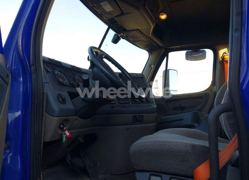 Photo 7 of 2019 Freightliner Cascadia 113 (VIN 1FUJGBDV2KLKT6001)