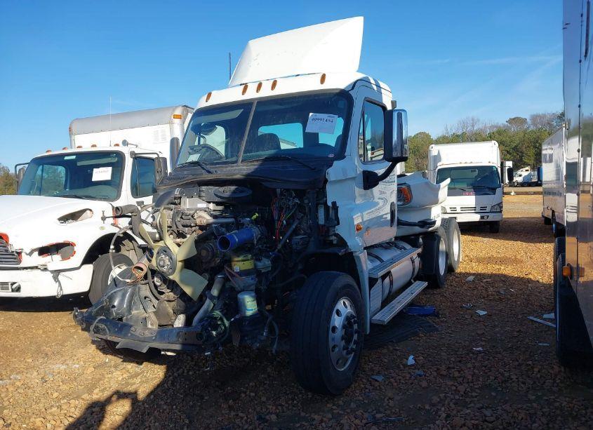 Photo 2 of 2019 Freightliner Cascadia 125 (VIN 1FUJGEDVXKLKU2758)