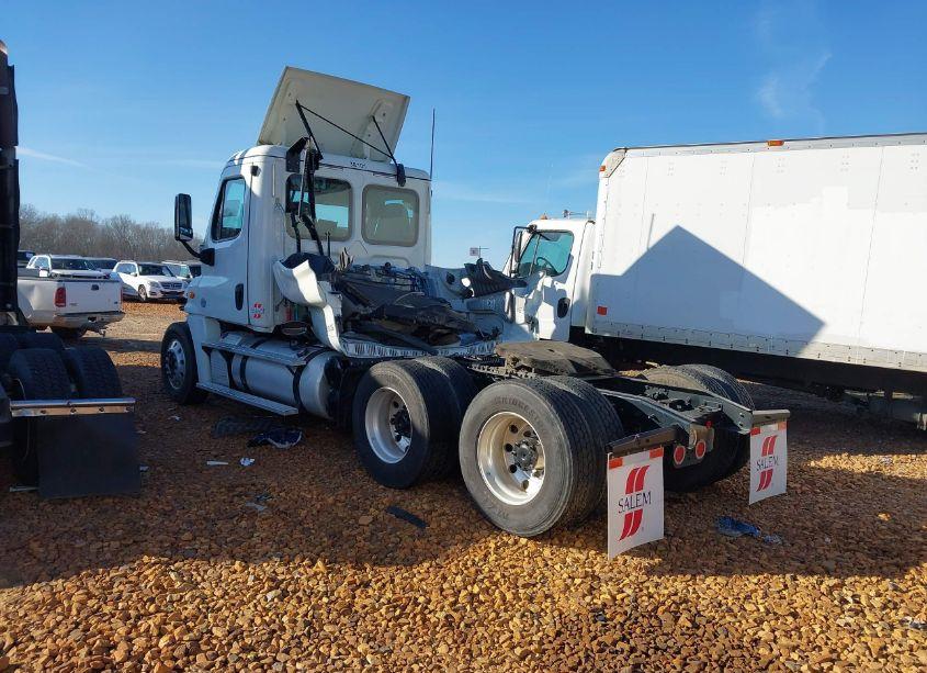 Photo 3 of 2019 Freightliner Cascadia 125 (VIN 1FUJGEDVXKLKU2758)