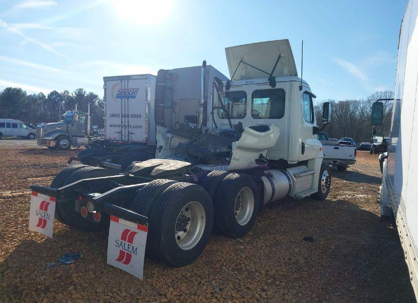 Photo 4 of 2019 Freightliner Cascadia 125 (VIN 1FUJGEDVXKLKU2758)