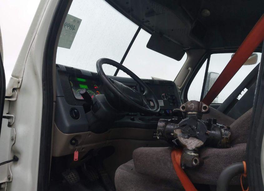 Photo 6 of 2019 Freightliner Cascadia 125 (VIN 1FUJGEDVXKLKU2758)