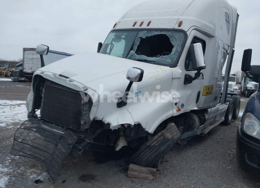 Photo 2 of 2016 Freightliner Cascadia 125 (VIN 1FUJGLD51GLHJ8801)
