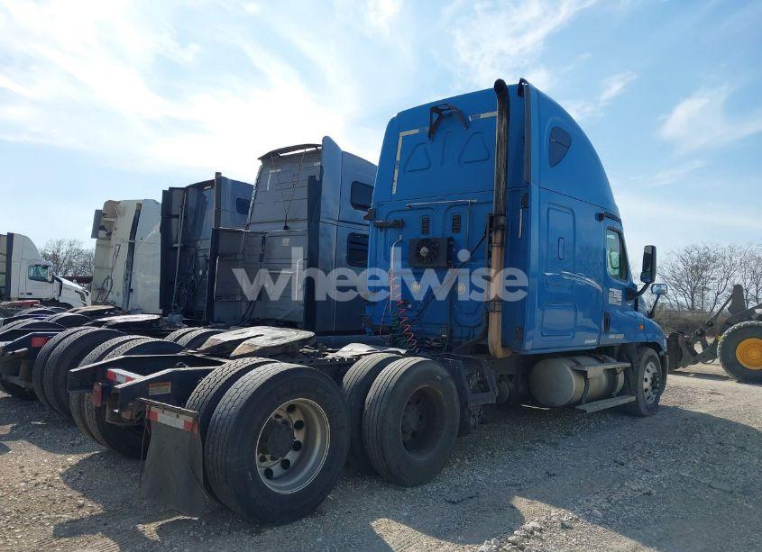 Photo 4 of 2009 Freightliner Cascadia 125 (VIN 1FUJGLDR09LAF0524)