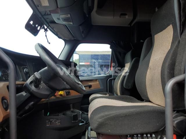 Photo 2 of 2020 FREIGHTLINER CASCADIA 126 SEMI TRUCK N/A (VIN 1FUJHHDR2LLLJ7083)