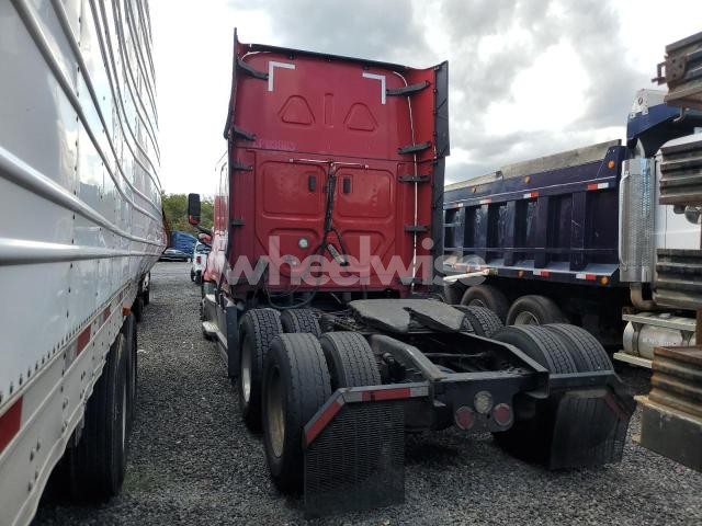 Photo 3 of 2020 FREIGHTLINER CASCADIA 126 SEMI TRUCK N/A (VIN 1FUJHHDR2LLLJ7083)