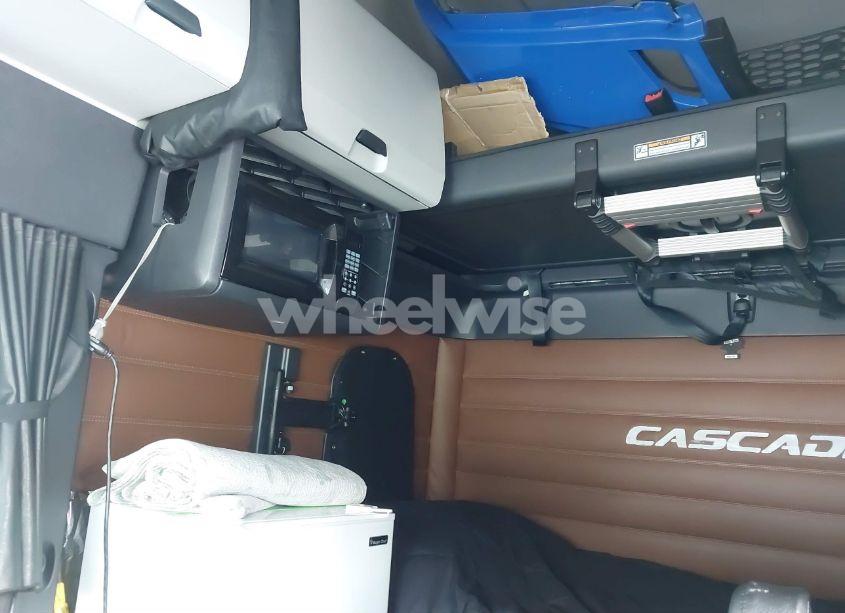 Photo 6 of 2019 Freightliner New CASCADIA 126 (VIN 1FUJHHDRXKLKL0496)