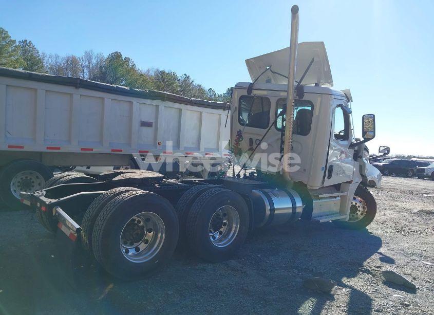 Photo 4 of 2025 Freightliner Cascadia 126 (VIN 1FUJHLDV0SLWE7671)
