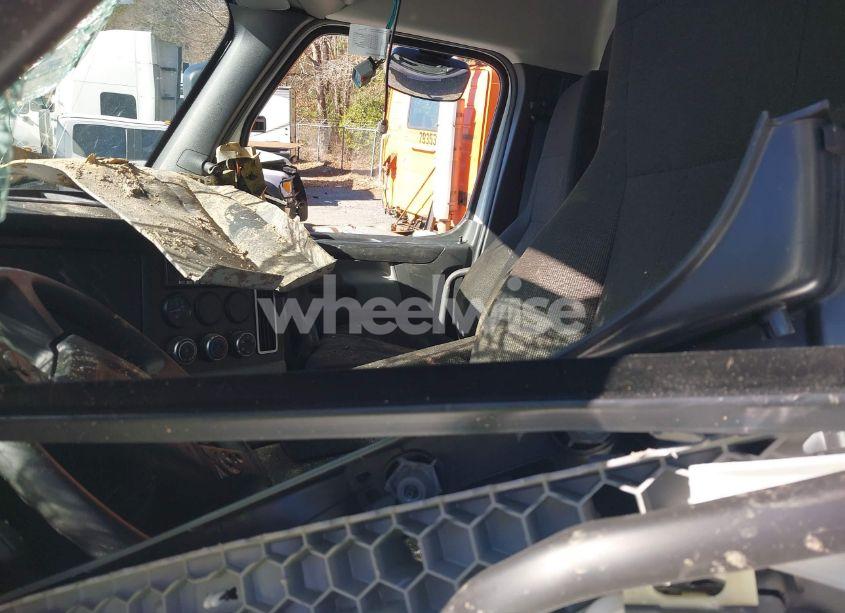 Photo 6 of 2025 Freightliner Cascadia 126 (VIN 1FUJHLDV0SLWE7671)