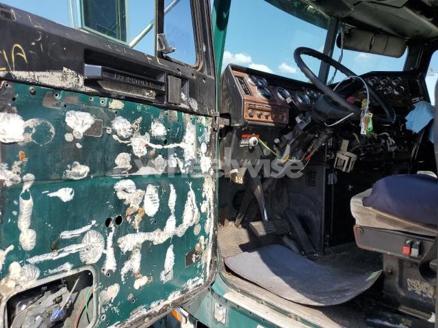 Photo 10 of 2001 FREIGHTLINER CONVENTION SEMI TRUCK (VIN 1FUPUSZB41LF98656)