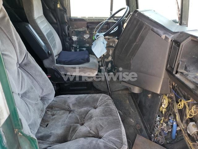 Photo 6 of 2001 FREIGHTLINER CONVENTION SEMI TRUCK (VIN 1FUPUSZB41LF98656)